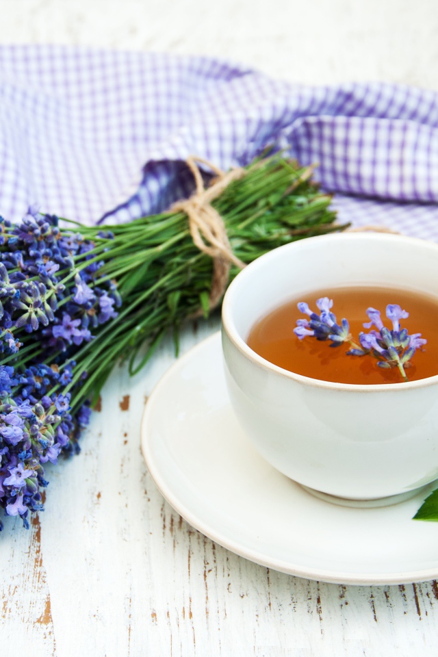 Чашка чая на столе с букетом лаванда 