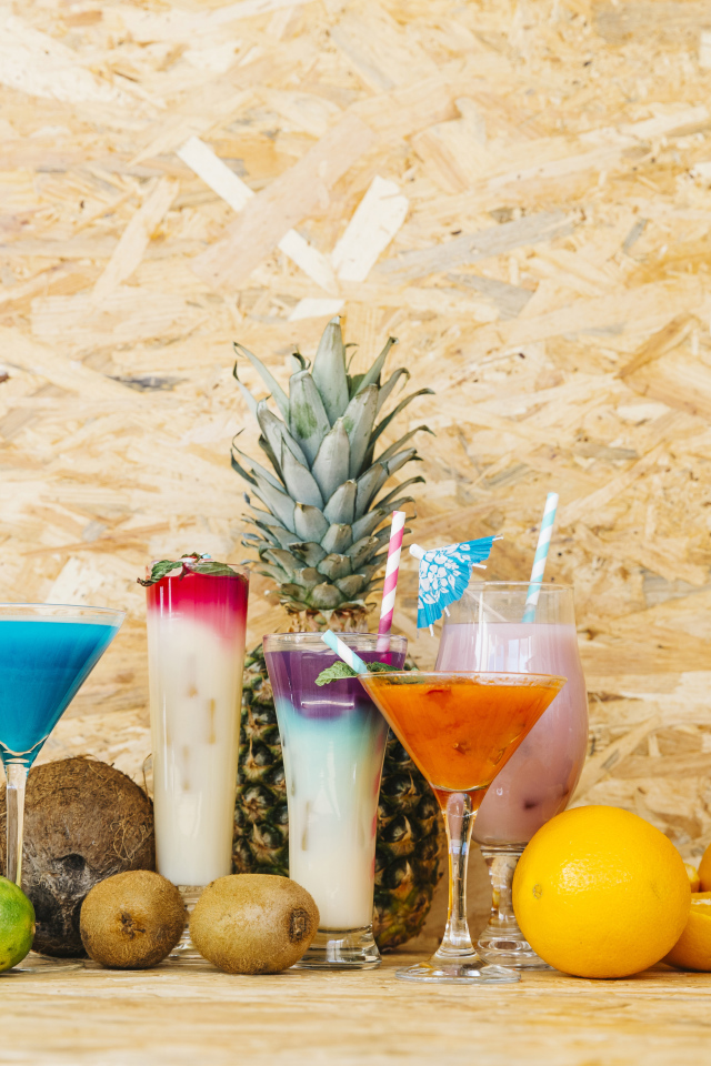 Разные коктейли на столе с фруктами 