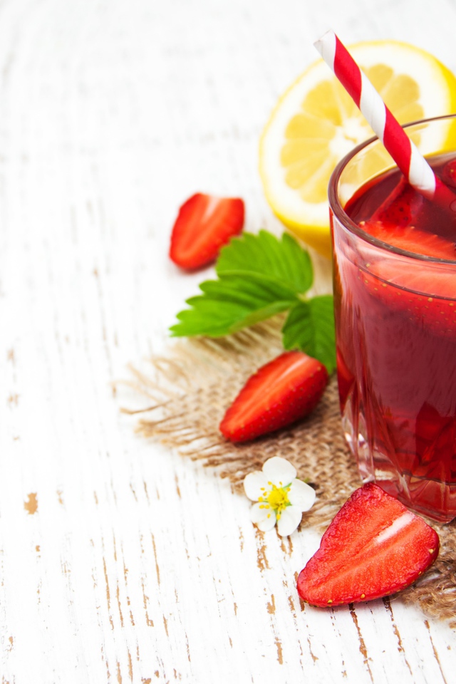 Напиток в стакане с ягодами клубники 