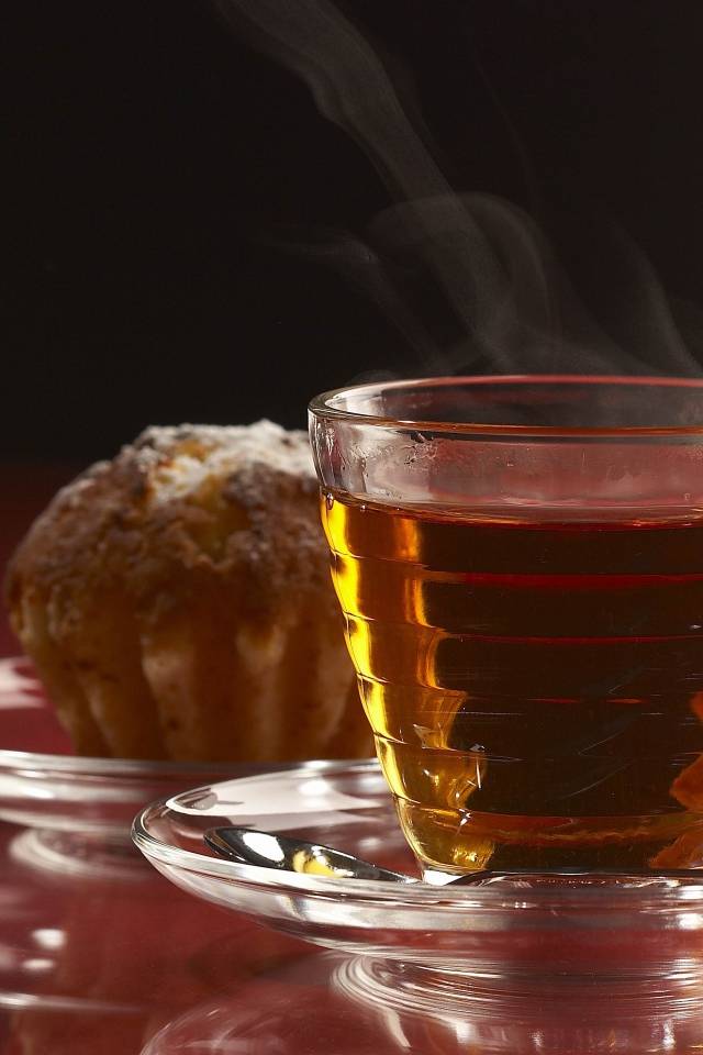 Ароматная чашка горячего чая на столе с кексом