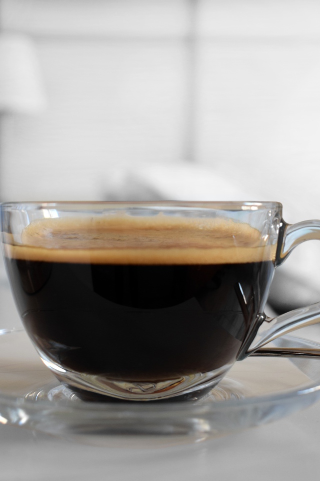 Стеклянная чашка кофе на столе 