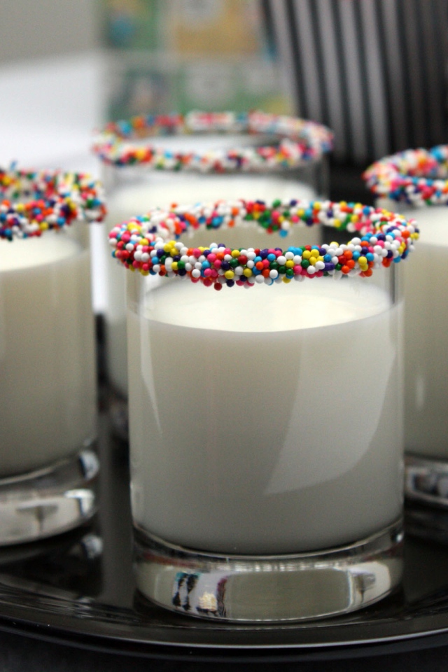 Стаканы с молоком со сладкой посыпкой на ободке 