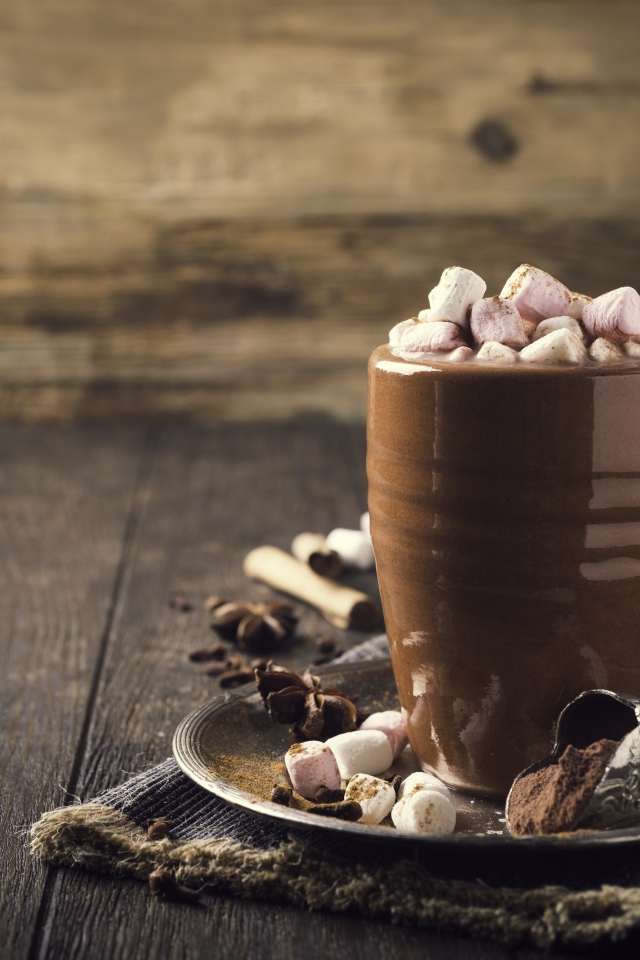 Горячий какао с маршмеллоу на столе