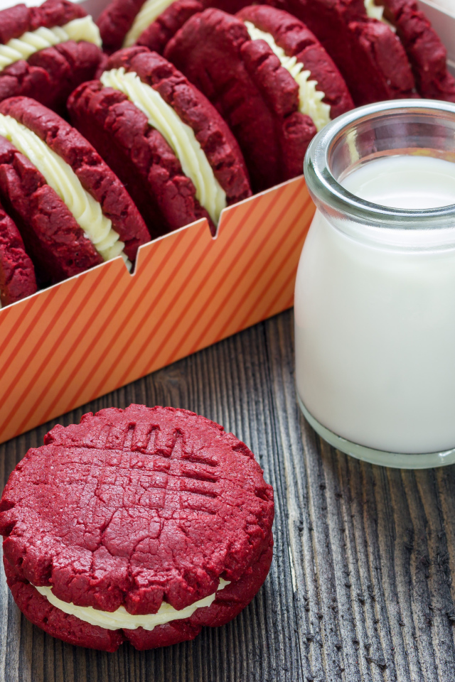 Кефир в банке на столе с печеньем 