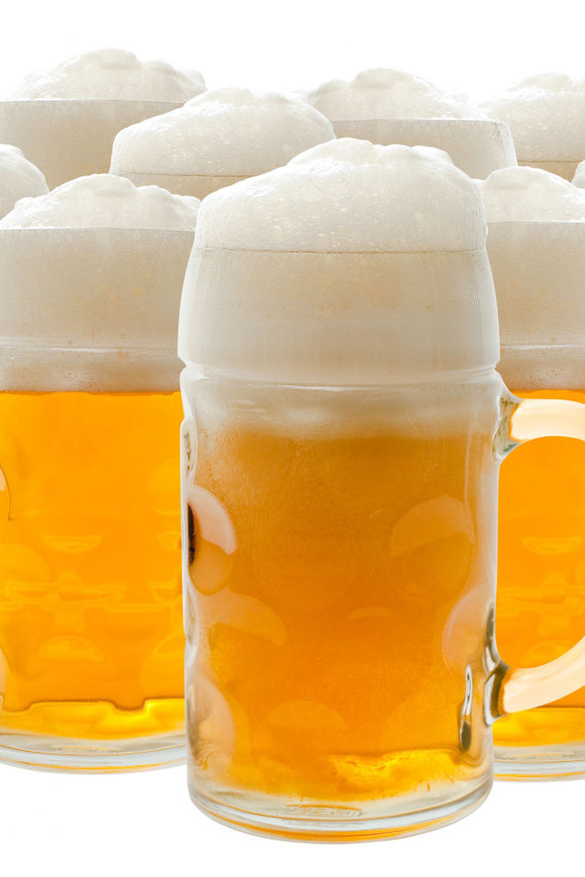 Много бокалов пенного пива на белом фоне