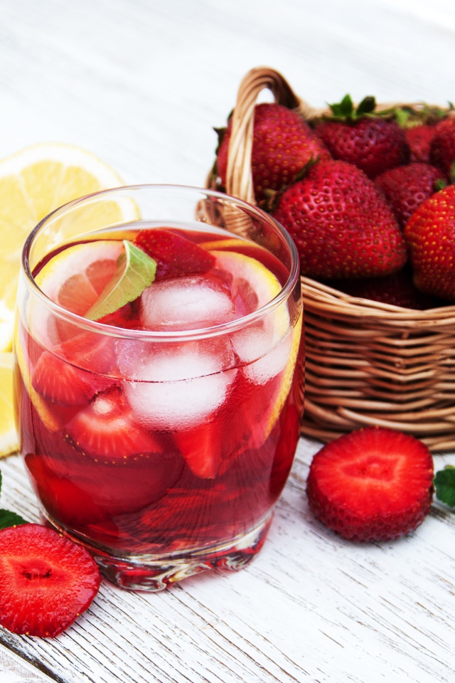 Мохито на столе с клубникой и лимоном