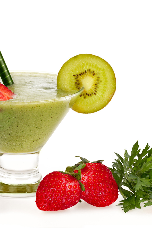 Смузи в стакане с клубникой, брокколи и петрушкой на белом фоне