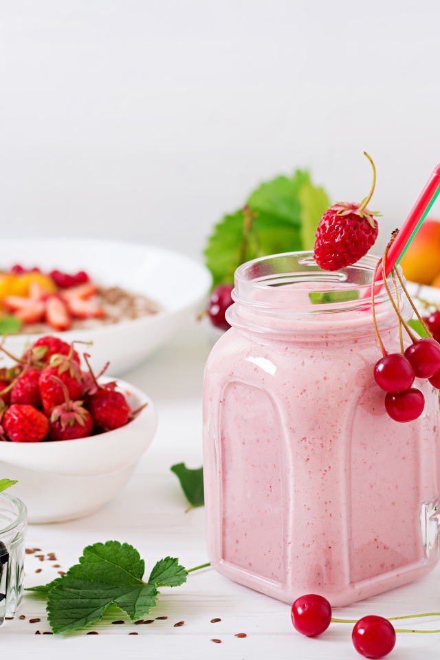 Смузи в банке на столе со свежими ягода 