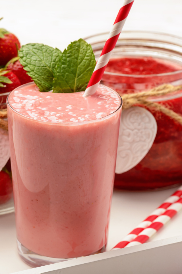 Клубничный коктейль на подносе с ягодами и джемом 