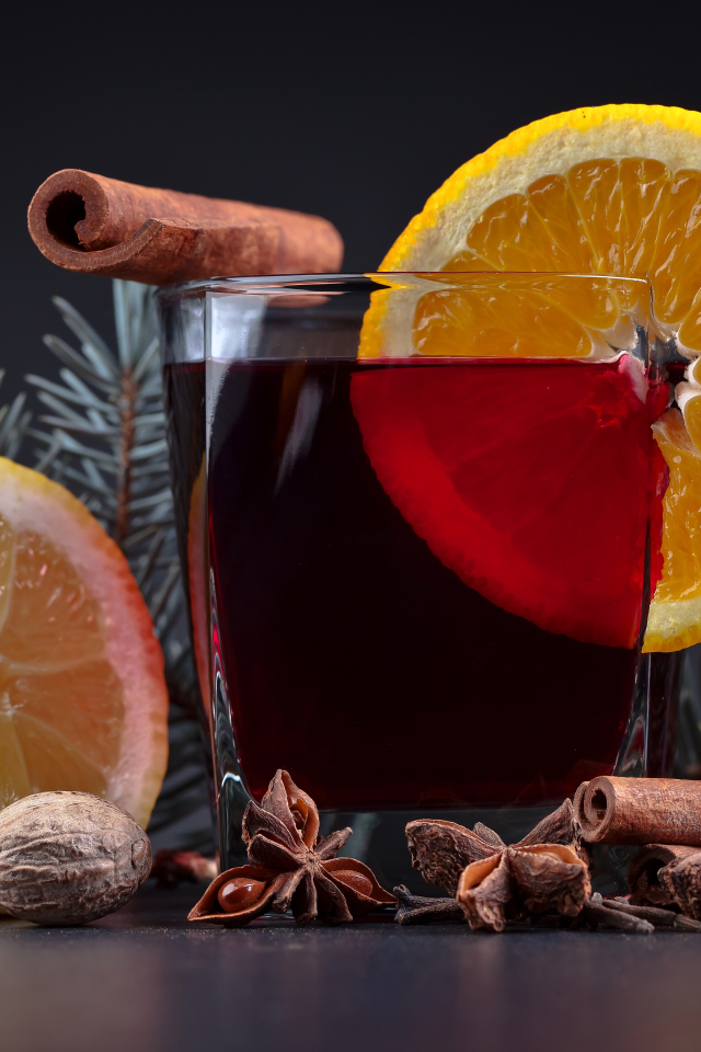 Чай с лимоном, корицей и бадьяном на сером фоне с еловой веткой