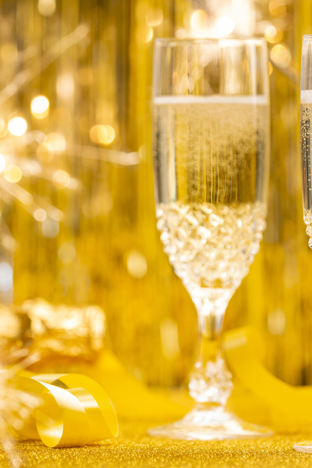 Два фужера шампанского с бенгальскими огнями