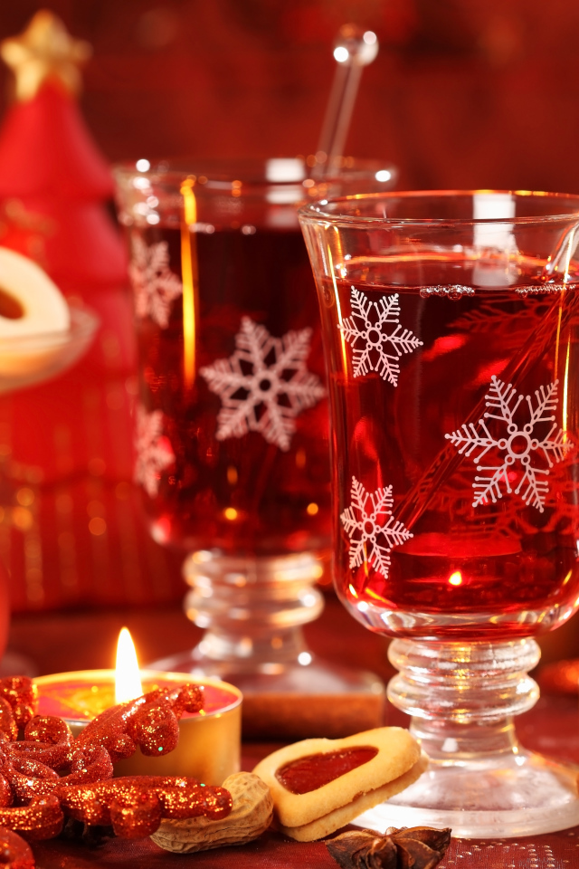 Два стакана горячего глинтвейна на столе с печеньем на Новый год 