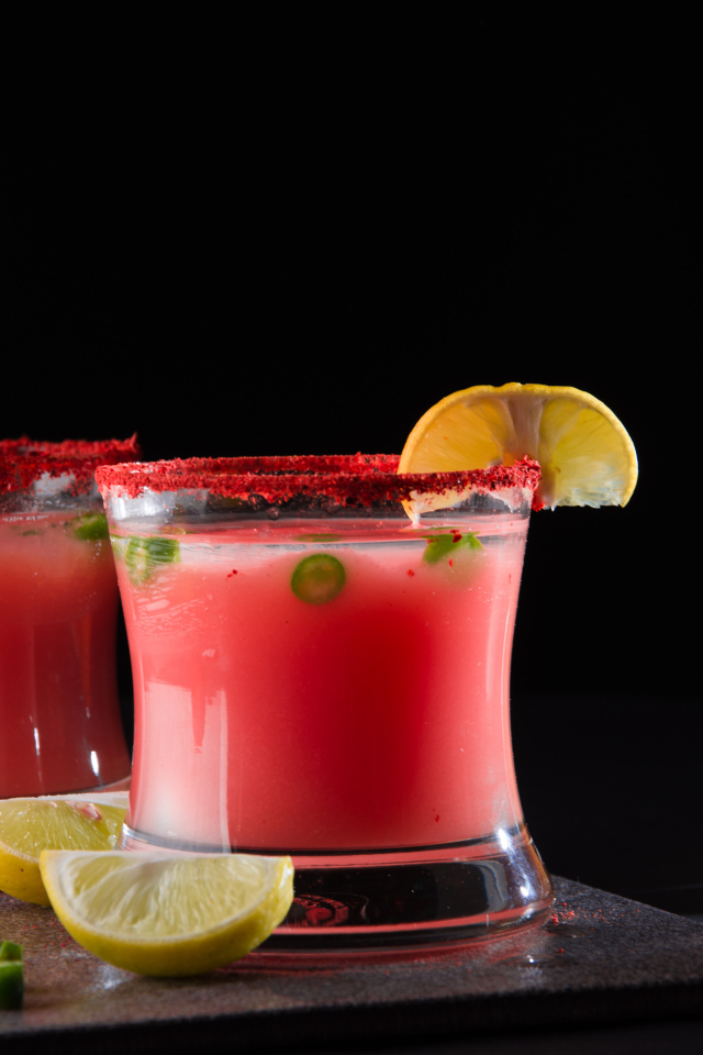 Два стакана с коктейлем на черном фоне с лимоном