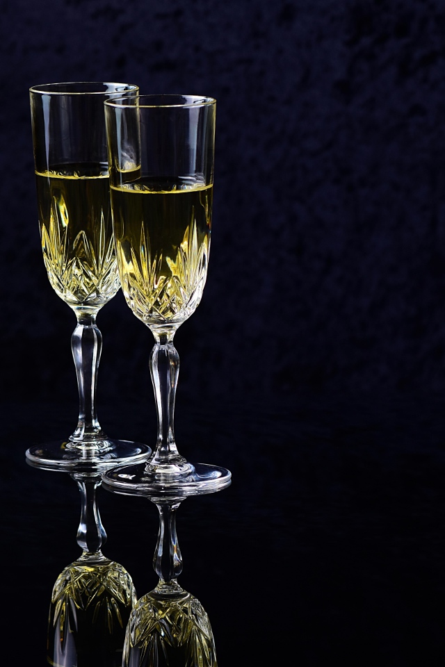 Два бокала с шампанский на черном фоне
