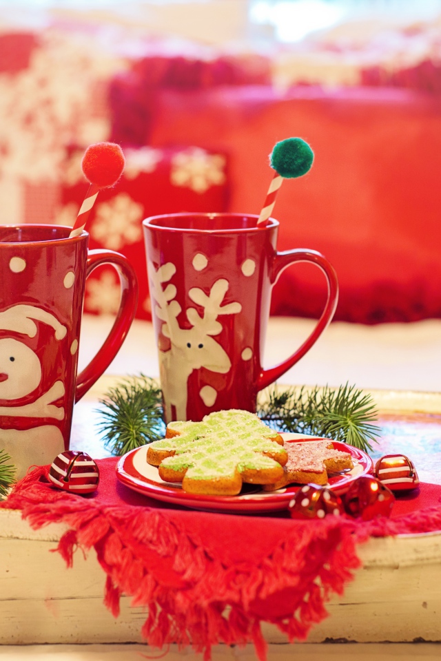 Две кружки с напитком на столе с печеньем 