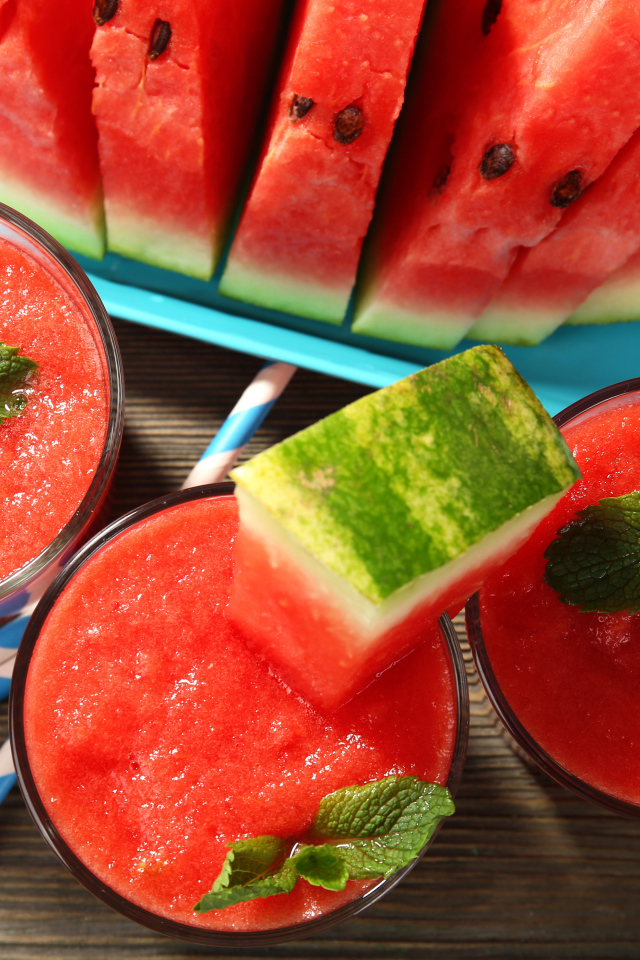 Арбузный смузи в стаканах на столе кусочками арбуза