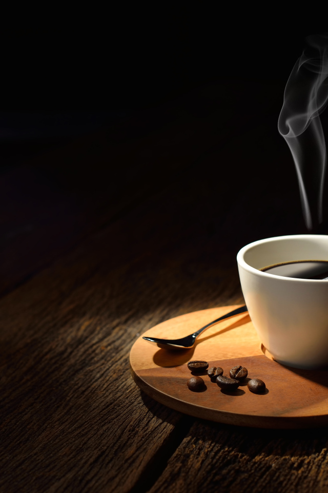 Белая чашка горячего крепкого кофе на столе