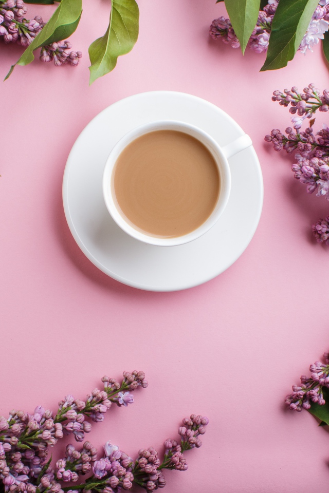 Белая чашка с какао на розовом фоне с цветами сирени