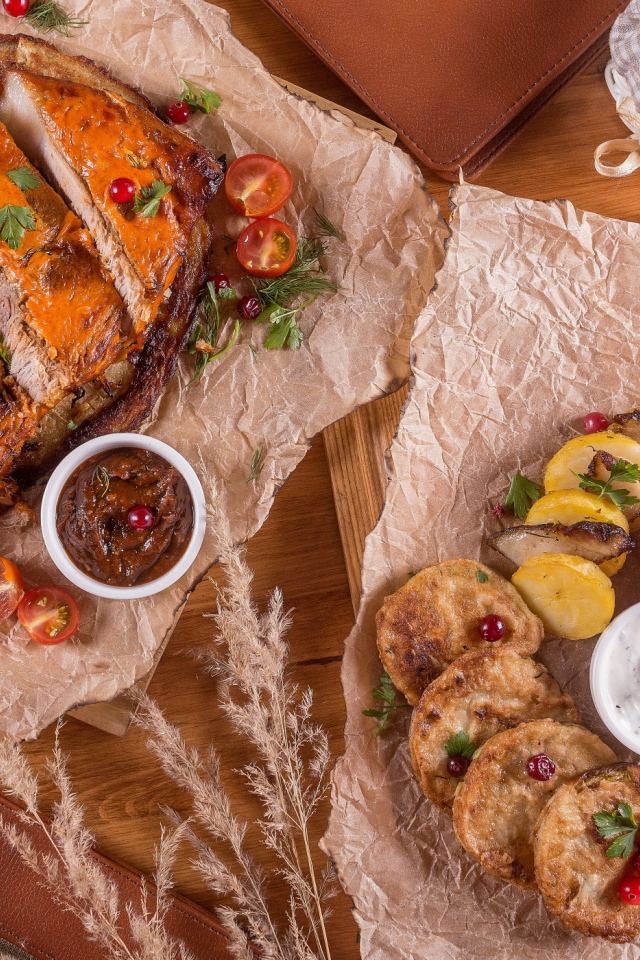 Кусок вкусного жареного мяса на столе овощами и соусом