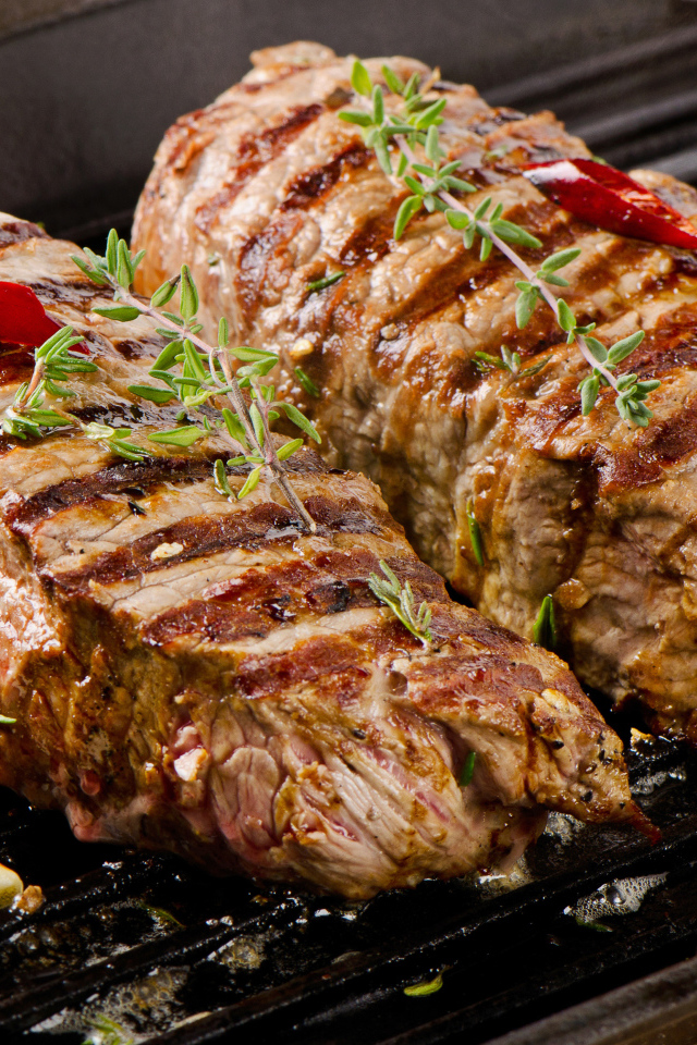 Аппетитные сочные куски мяса на гриле  со специями