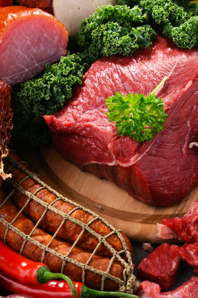 Аппетитные мясные продукты на столе с овощами