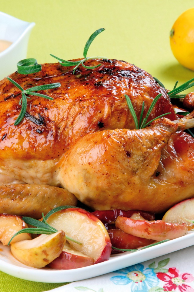 Запеченная курица с яблоками на столе с соусом