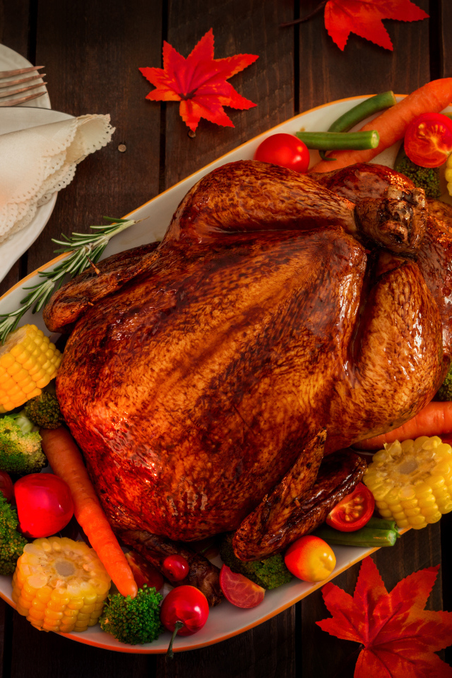 Запеченная курица с овощами на столе с вином