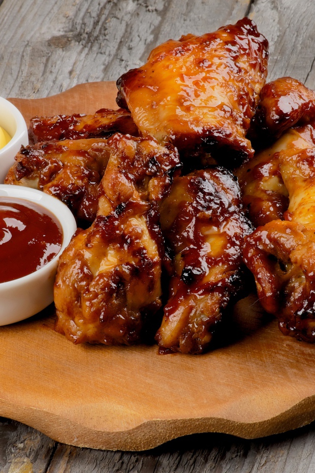 Запеченное мясо на доске с соусами 