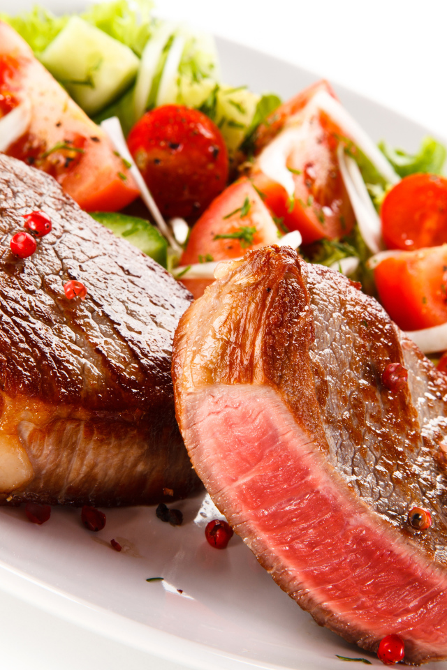 Запеченное мясо на тарелке с салатом