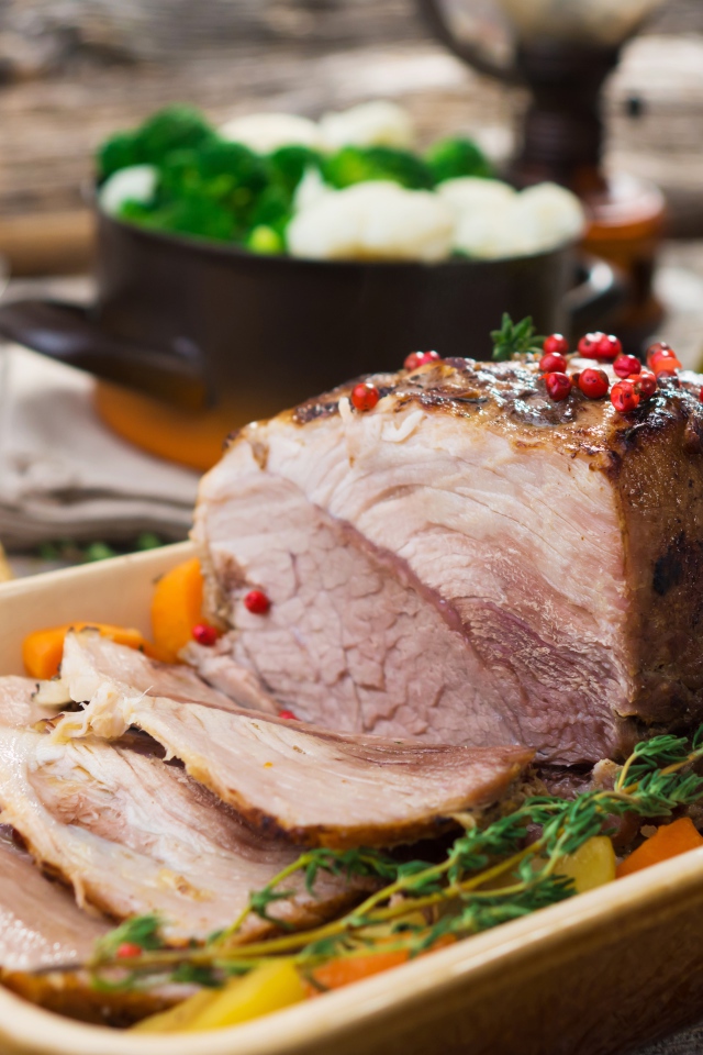 Запеченное мясо с овощами на противне