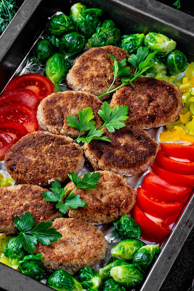 Котлеты на противне с овощами 