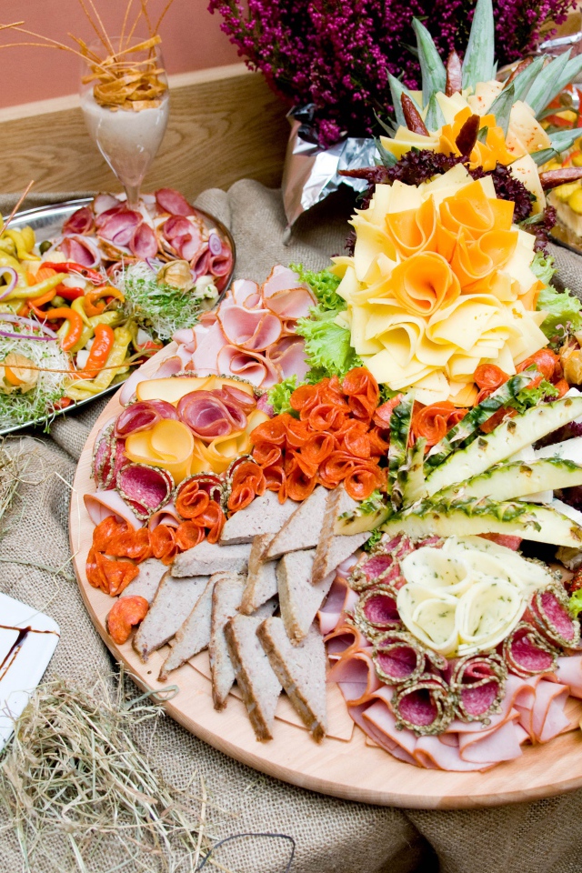 Вкусные аппетитные нарезки на праздничном столе