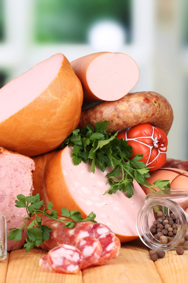 Разная колбаса с перцем на столе