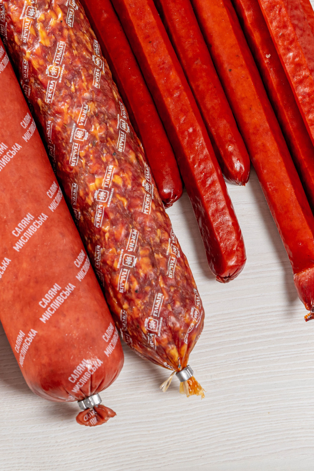 Разные виды колбасных изделий на столе 