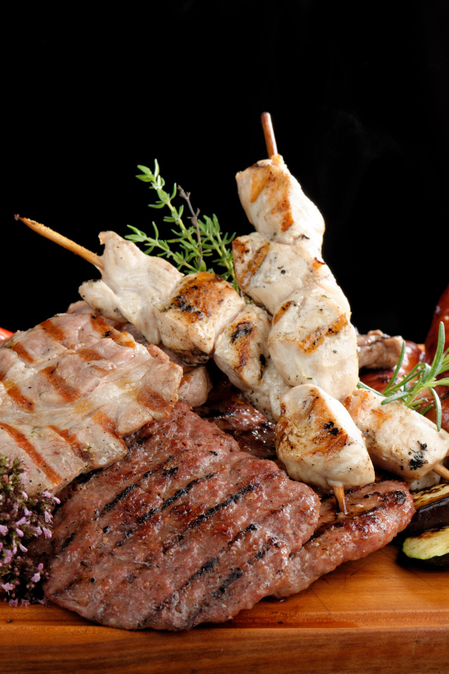 Мясо гриль на доске с овощами 