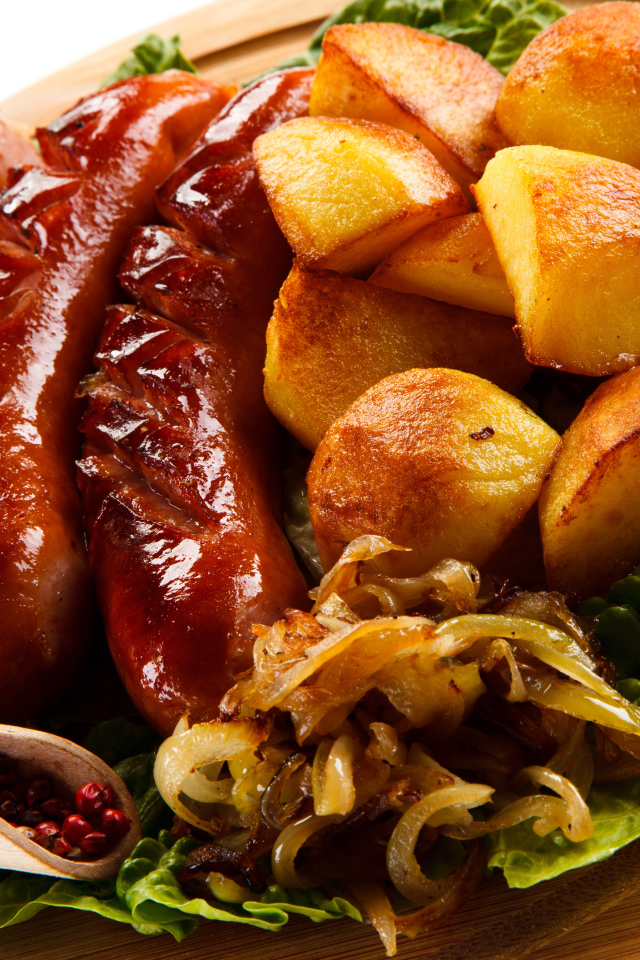 Сосиски гриль на доске с картофелем, жареным луком и перцем