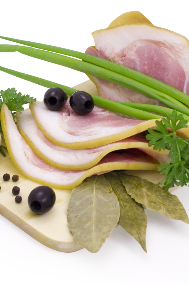 Сало с чесноком, зеленым луком и специями на белом фоне