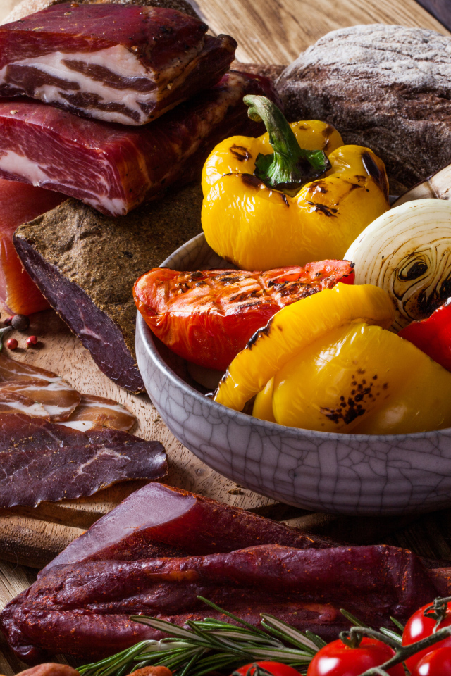 Мясные продукты на столе с запеченными овощами