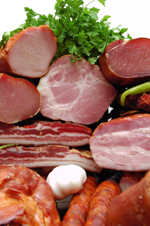 Мясные изделия с перцем и петрушкой крупным планом