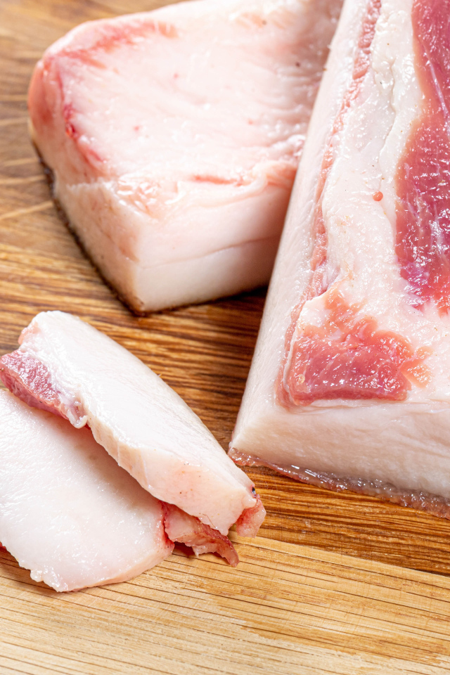 Куски свежего сала на столе 