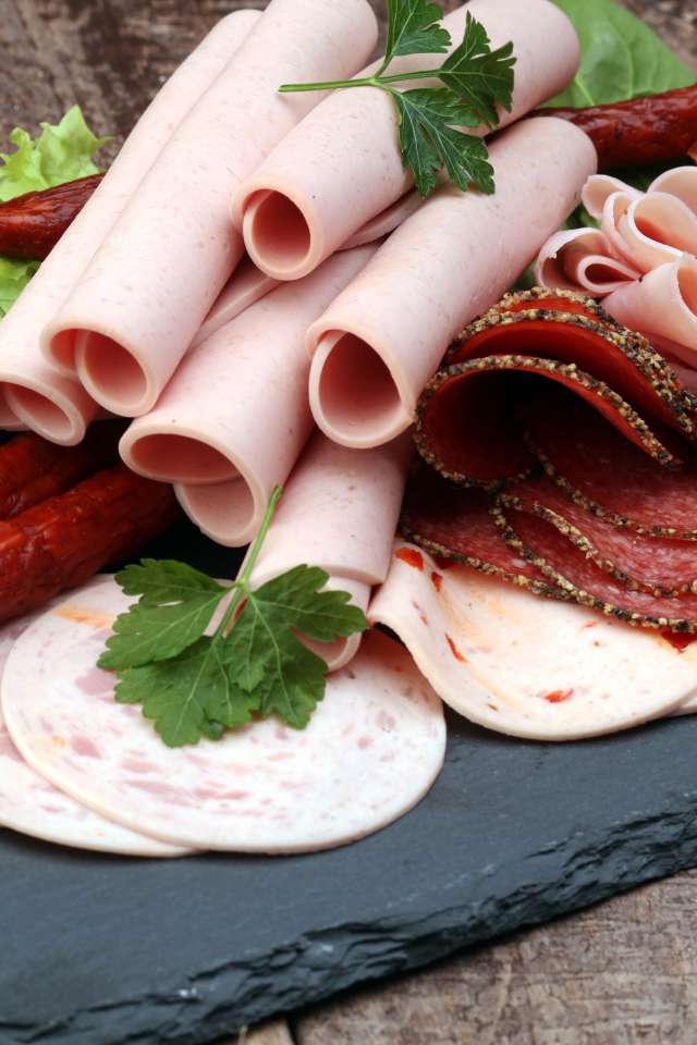 Колбасные продукты на столе 