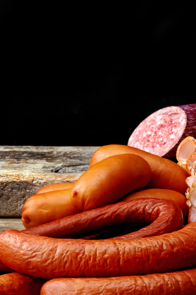 Колбаса с ветчиной лежат на столе