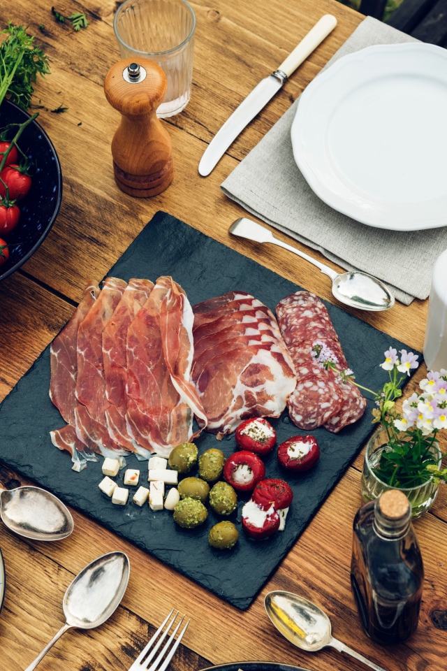 Нарезанное мясо на столе с овощами