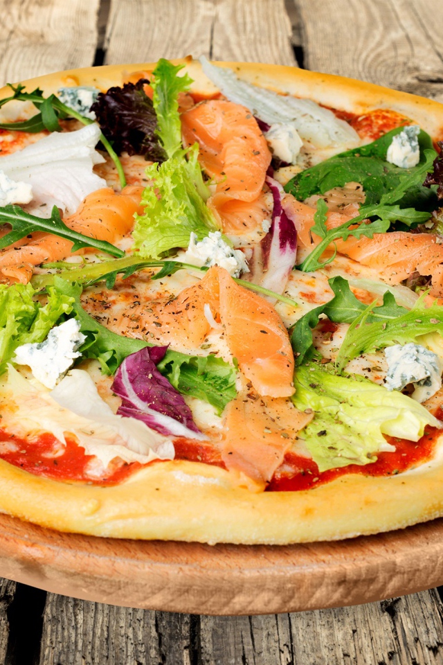 Аппетитная пицца с рыбой и рукколой 