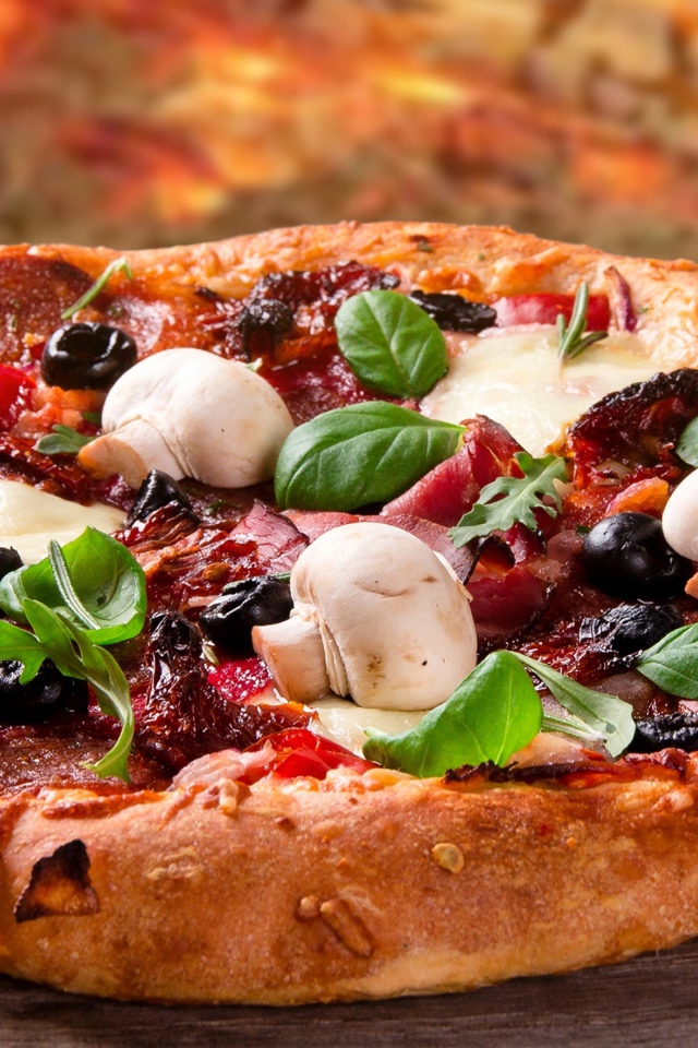 Аппетитная пицца с колбасой, беконом и грибами