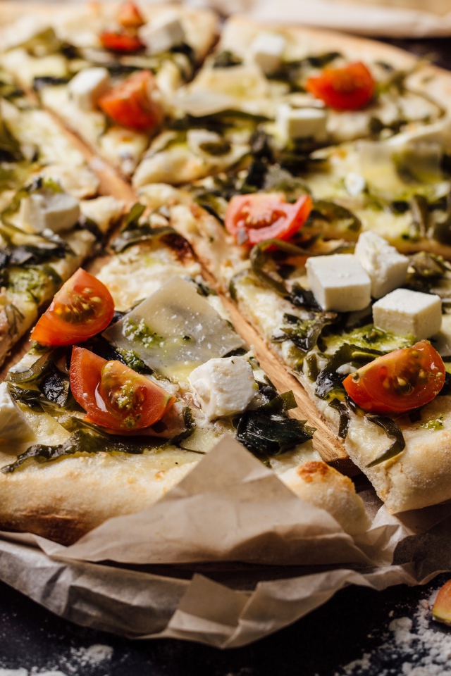 Аппетитная пицца с морской капустой, помидорами и сыром