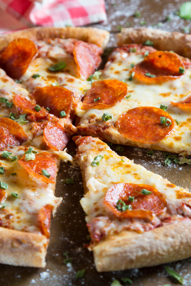 Аппетитная пицца с кусочками колбасы и сыром