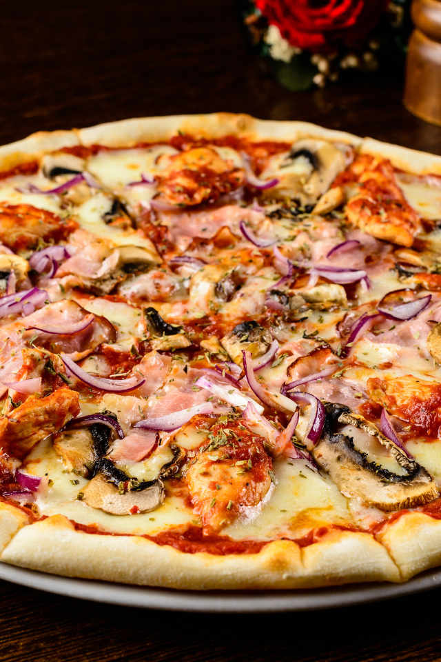 Большая вкусная пицца с шампиньонами