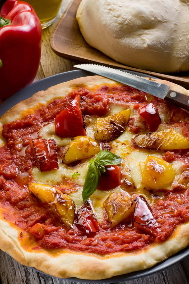 Пицца с болгарским перцем и сыром на столе