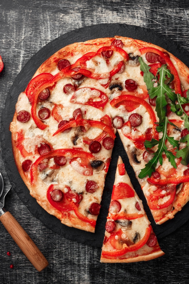 Пицца с болгарским перцем, колбасками и сыром